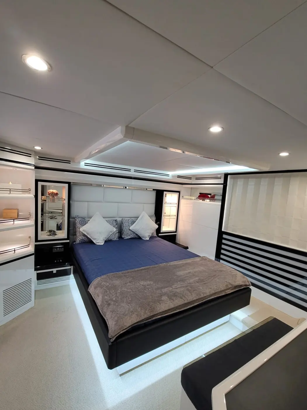 66ft yacht cabin