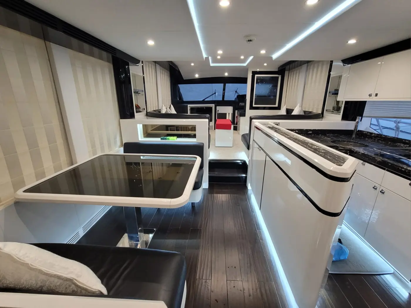 66ft yacht salon