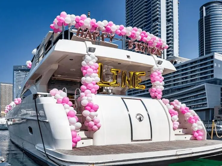 Free balloon decoration on yacht