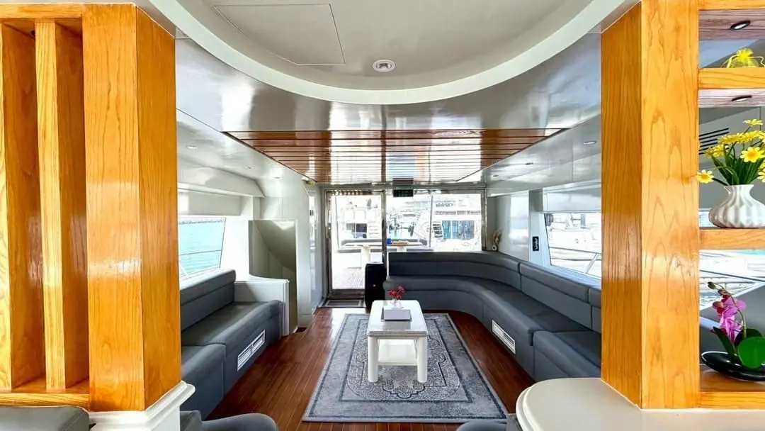 82ft yacht salon